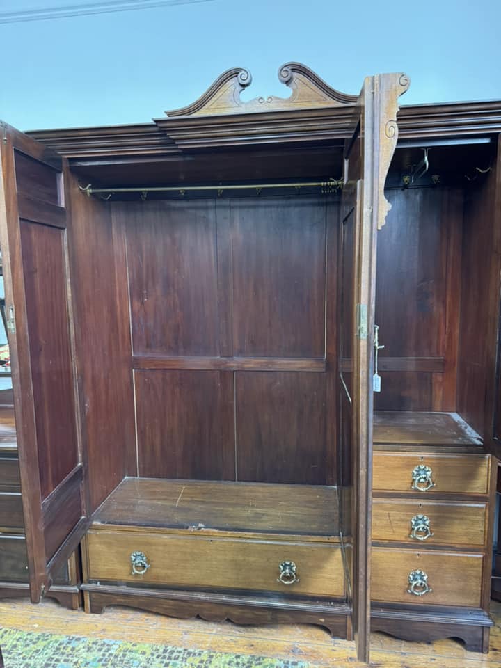 Quality 3 Piece Edwardian Mahogany Bedroom Suite.